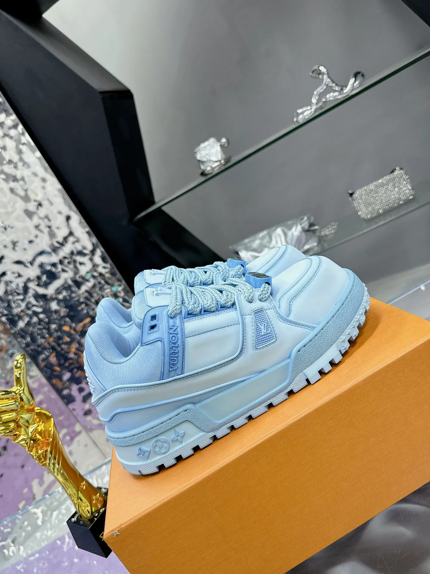 Men's shoes 💰1020❤️❤️❤️ LV donkey brand L's latest catwalk models Chubby Chubby Chubby Chubby TRAINER MAXI bread shoes Skateboard shoes Casual Couple models Sports shoes DIY beading Original purchase and development Production This LV Trainer Maxi sneaker is made of soft cow leather, with a large silhouette and convex outsole to reinterpret the original LV Trainer sneaker design, interpreting the inspiration of retro basketball shoes. Rubber LV monogrammed upper, Monogram floral outsole. Exquisite packaging at the delivery counter 🛍📦 ▪️Fabrics: Original customized imported first-layer cowhide ▪️Lining: Original customized breathable mesh lining ▪️Outsole: Original open-molded TPU combination outsole ▪️Sole thickness: 4CM ▪️Size: Women's 35-41 Men's 39-45